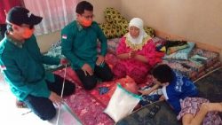 Gatot Prawisojo menerima paket sembako di rumahnya Tanahpak Lambik. ( foto- DPC-PPDI)