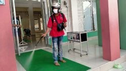 Penyemprotan disinfektan oleh PDIP Sumbar di Masjid Taufiq