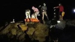 Proses evakuasi sosok mayat pria yang ditemukan di Pantai Cermin, Karan Aur, Kota Pariaman