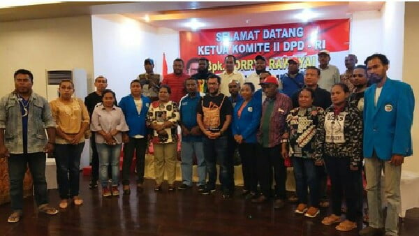 Yorris Raweyai bersama masyarakat Papua