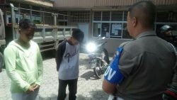 Satpol PP Padang dua remaja peminta minta di perempatan jalan