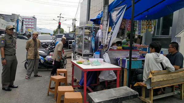 Satpol PP tertibkan lapak PKL