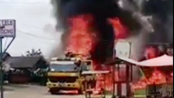 Truk pompa cor semen dengan nomor polisi BL 9539 AO terbakar di jalan Lintas Sumatera