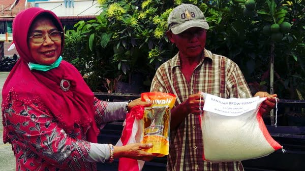 Wati Nasrul Abit berikan bantuan kepada masyarakat yang terkena dampak covid 19
