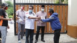 Yorrys saat berbagi takjil dan makanan berbuka puasa di kawasan Mampang Prapatan, Jakarta Selatan, Sabtu (25/4/2020).