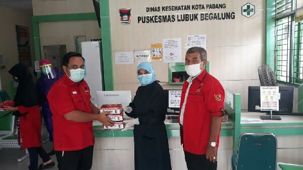 Pengurus PDIP Padang, menyerahkan APD dan masker medis donasi Alex Indra Lukman (Ketua PDIP Sumbar) dan Albert Hendra Lukman (Ketua PDIP Padang) pada petugas Puskemas Lubeg, Rabu (6/5/2020).