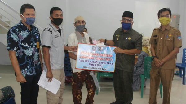 Bupati Pasaman Barat Yulianto menyerahkan bantuan tunai secara simbolis kepada penerima bantuan dari APB Nagari Dana Desa dan Anggaran Dana Nagari