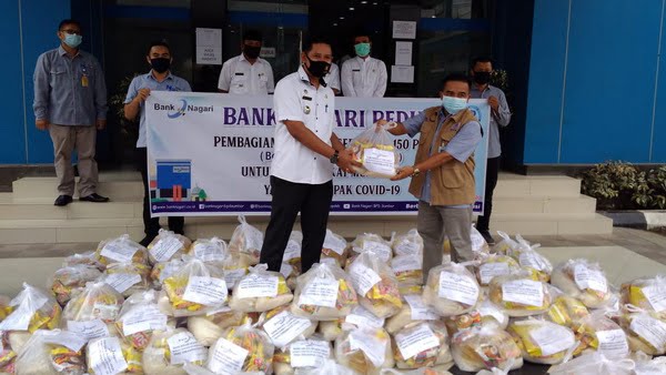Pembagian paket sembako dari Bank Nagari Muara Labuh