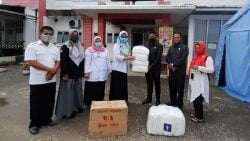 Anggota DPRD Propinsi Sumbar H Syahrul Furqan serahkan APD di RSUD Sungai Dareh