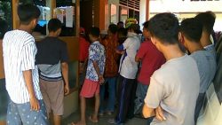 Para pemuda Banuaran menunggu pencairan THR PT KLG tanpa mempedulikan phisycal distancing