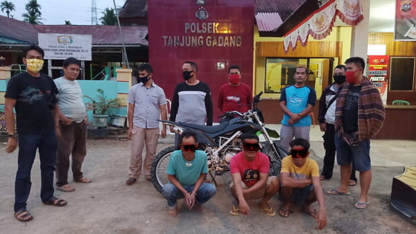 Pelaku dan bersama barang bukti sepeda motor KLX ke Mapolsek Situng I Koto Agung