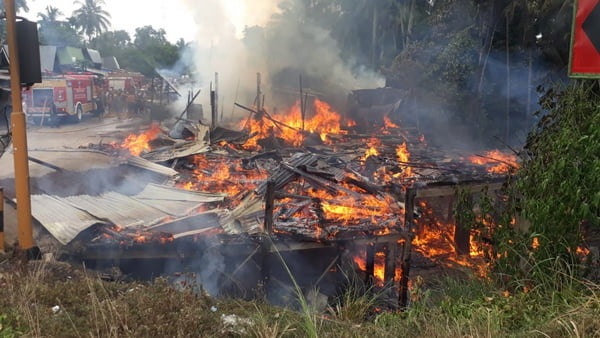 Akibat kebakaran, empat petak warung terbuat dari papan jadi abu (foto eko - Spirit Sumbar)