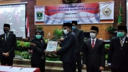 Penyampaian LHP BPK diterima Pemprov Sumbar dalam rapat paripurna DPRD Sumbar, Rabu, 20/5/2020
