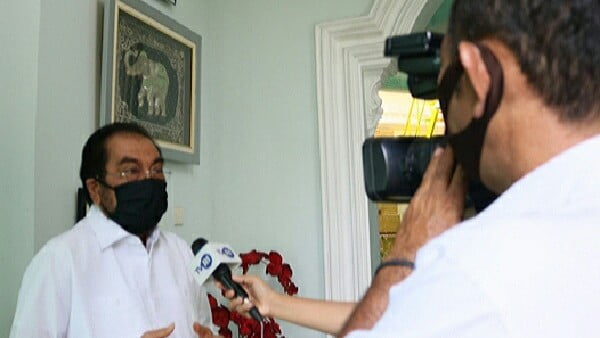 H. Leonardy Harmainy Dt. Bandaro Basa, S.IP., MH saat wawancara dengan TVRI Sumbar (foto hms - spirit sumbar)