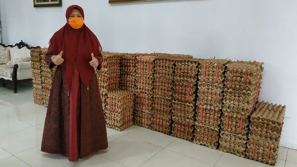 Telur siap bagi kepada masyarakat aksi lanjutan Anggota DPR RI PKS Nevi Zuairina, Senin 11/5 (foto: dok/nzcenter)