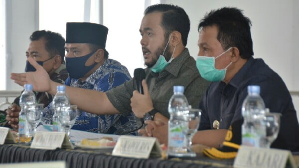 Walikota Padang Panjang dan Forkopimda dalam virtual meeting evaluasi PSBB III.
