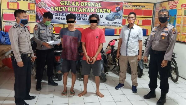 Dua pelaku yang diduga melakukan pencurian buah jeruk