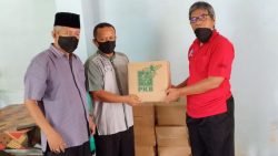 Ketua dan Sekretaris SMSI Sumbar serahkan paket sembako