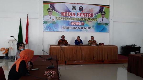 Gugus Percepatan Penanganan (GTPP) Covid 19 Kab. Sijunjung gelar pertemuan dengan awak media (foto Riyon Tidar - Spirit Sumbar )