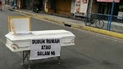 Salah satu bentuk peringatan di perempatan depan PDAM Padang Panjang, agar warga stay at home. ( foto: diambil dari WAG Forum Jejayaan Kota Padang Panjang)