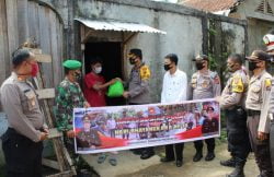Kapolres Dharmasraya blusukan sambil mengantarkan sembako