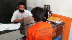 Seorang petani jagung saat diintrogasi polisi karena menggauli gadis dibawah umur.