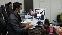 Ketua DPRD Kabupaten Solok Selatan, Zigo Rolanda, SE saat memimpin rapat paripurna penyampaian pengantar Ranperda Pemekaran nagari, Jumat, 5 Juni 2020