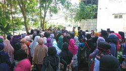 Ratusan emak-emak serbu Dinkes Pasaman Barat