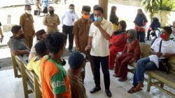 Ketua DPRD Solok Selatan Zigo Rolanda, Sekdakab Yulian Efi, Asisten Perekonomian Putra Nusa dan unsur terkait lainnya melakukan peninjauan penyerahan Bantuan Langsung Tunai (BLT) dari dana APBD Kabupaten Nagari Lubuk Gadang di Gedung Nasional Lubuk Gadang, Selasa 2 Juni 2020