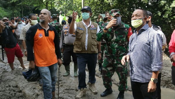 Wakil Bupati Tanah Datar Zuldafri Darma bersama Ketua DPRD Rony Mulyadi Dt. Bungsu yang didampingi 3 Anggota DPRD, Dandim 0307 Tanah Datar Letkol. Inf. Edi S. Harahap dan Polres Padang Panjang diwakili Kapolsek Batipuh Selatan mengunjungi korban bencana longsor yang melanda kawasan Kandang Itiak, Jorong Kubu Gadang, Nagari Sumpur, Kecamatan Batipuh Selatan.