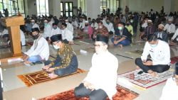 Jamah masjid menerapkan protokeler kesehatan