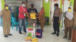 PDIP Kota Padang serahkan bantuan untuk menghadapi tatanan normal baru (foto hms - Spirit Sumbar)