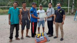 PTPN IV Kebun Timur Kabupaten Madailing Natal, Provinsi Sumut, menyerahkan bantuan perlengkapan alat olahraga kepada organisasi pemuda Kampung Baru, Pasbar