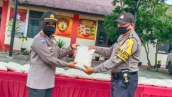 Kapolres Payakumbuh AKBP Dony Setiawan serahkan bantuan beras secara simbolis