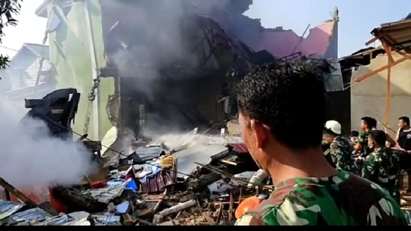 Anggota TNI berupaya memadamkan api akibat terbakarnya pesawat tempur TNI AU jenis BAE Hawk 209 di Desa Kubang Jaya, Kecamatan Siak Hulu, Kabupaten Kampar, Riau