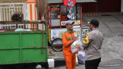 Kapolres Bukittinggi AKBP Iman Pribadi Santoso, SIK.M.H menunjukan kepeduliannya terhadap sesama.