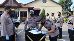 Kapolres Bukittinggi, AKBP Imam Pribadi Santoso SIK. MH memimpin upacara serah terima jabatan tiga pejabat utama di lingkungan Polres Bukittinggi