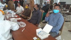 Anggota DPRD kabupaten Dharmasraya dan staf sektariat DPRD Dharmasraya menjalani rapid tes
