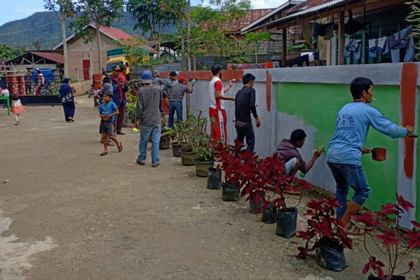 Aparat kepolisian bersama warga goro membersihkan masjid