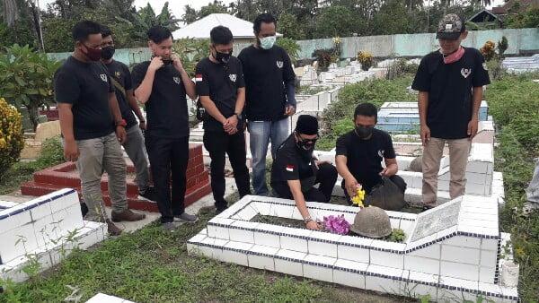 Organisasi 234 SC Regwil Pasaman Barat lakukan tabur bunga dan aksi bersih – bersih di Taman Makam Pahlawan Jambak. Senin 1 Juni 2020.