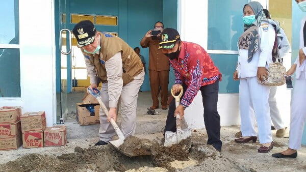Wagub Sumbar ikut mengaduk semen dalam pembangunan RSUD di Mentawai