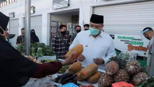 Walikota Solok, Zul Elfian membeli buah buahan di pasar rakyat berbasis syariah, Abdurrahman Bin Auf