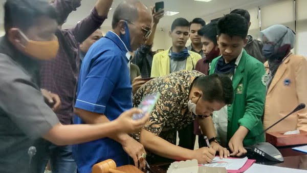 Perwakilan Aliansi BEM Sumbar sampaikan aspirasi pada Wakil Ketua Komisi 1 Eviyandri Rajo Budiman, Sekretaris H.M. Nurnas dan Anggota Bakri Bakar