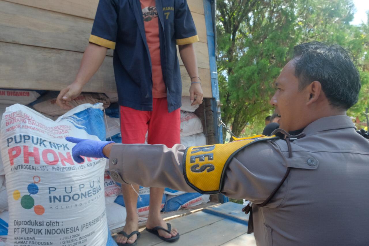 Kapolres Payakumbuh, AKBP Dony Setiawan SIK MH menggagalkan penyeludupan 8 ton pupuk bersubsidai