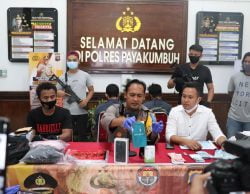 Kapolres Payakumbuh, AKBP Dony Setiawan. SIK MH didampingi Kasat Reskrim, AKP Moch Rosidi dan Kasat Intelkam, AKP Luhur Fachri Utomo memberikan keterangan pers