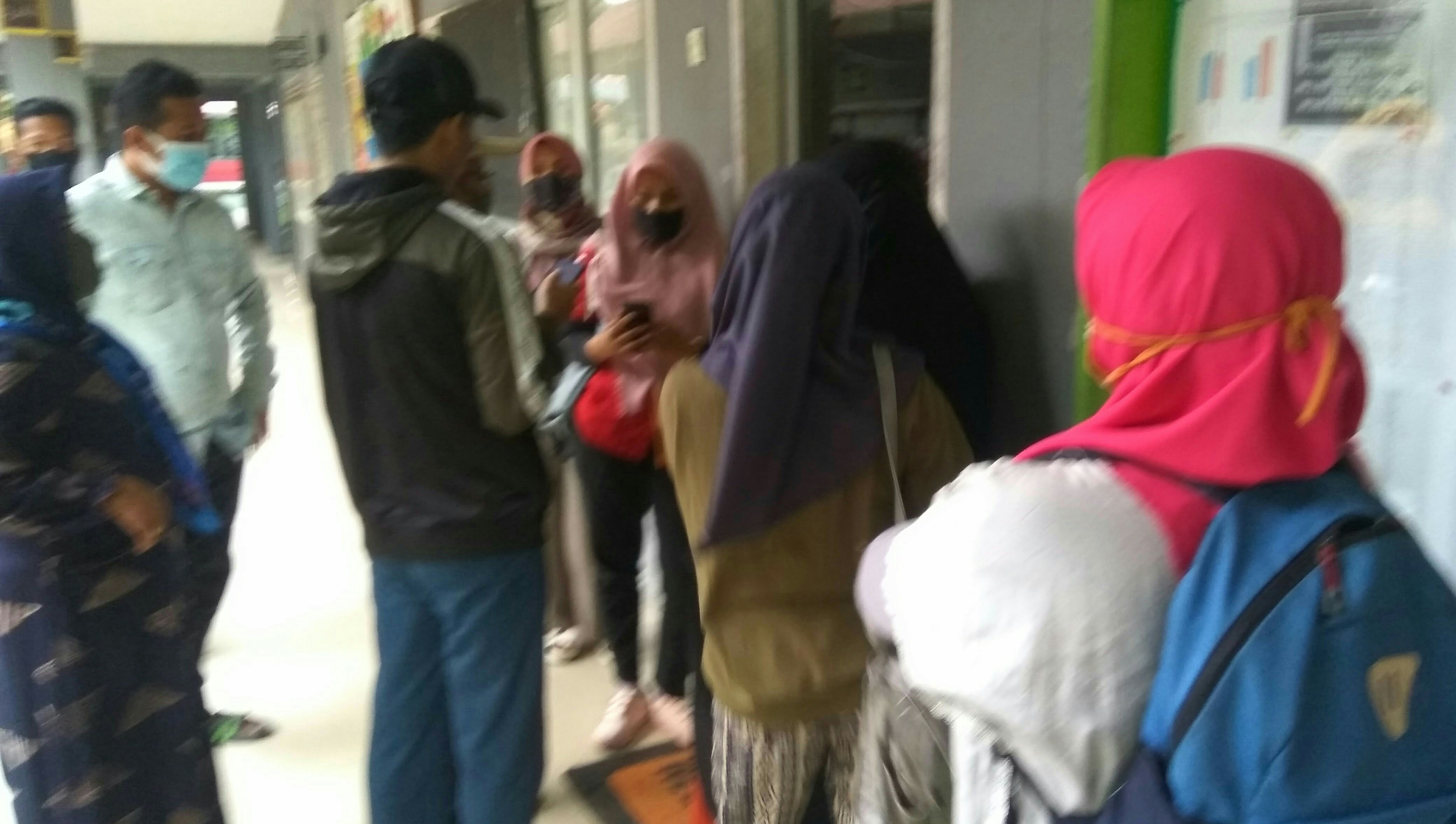 Orang tua calon peserta didik melakukan verifikasi data PPDB di SMA 6 Padang