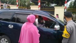 Puluhan anggota Bhayangkari Cabang Pasaman Barat membangikan masker gratis