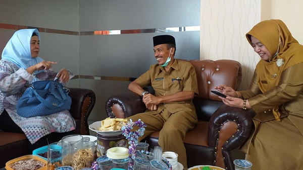 Direktur Kesiapsiagaan Badan Nasional Penanggulangan Bencana (BNPB) Dra. Eny Supartini, M.M ketika bersilaturahmi dengan jajaran Badan Penanggulangan Bencana Daerah (BPBD) Solok Selatan di Padang Aro, Senin 3 Agustus 2020