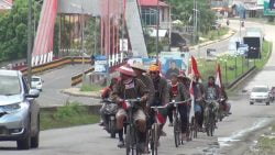 Sekelompok warga eks Trans Sitiung bersepeda dari Koto Agung , Sitiung menuju Halaman Kantor Bupati Dharmasraya