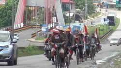 Sekelompok warga eks Trans Sitiung bersepeda dari Koto Agung , Sitiung menuju Halaman Kantor Bupati Dharmasraya